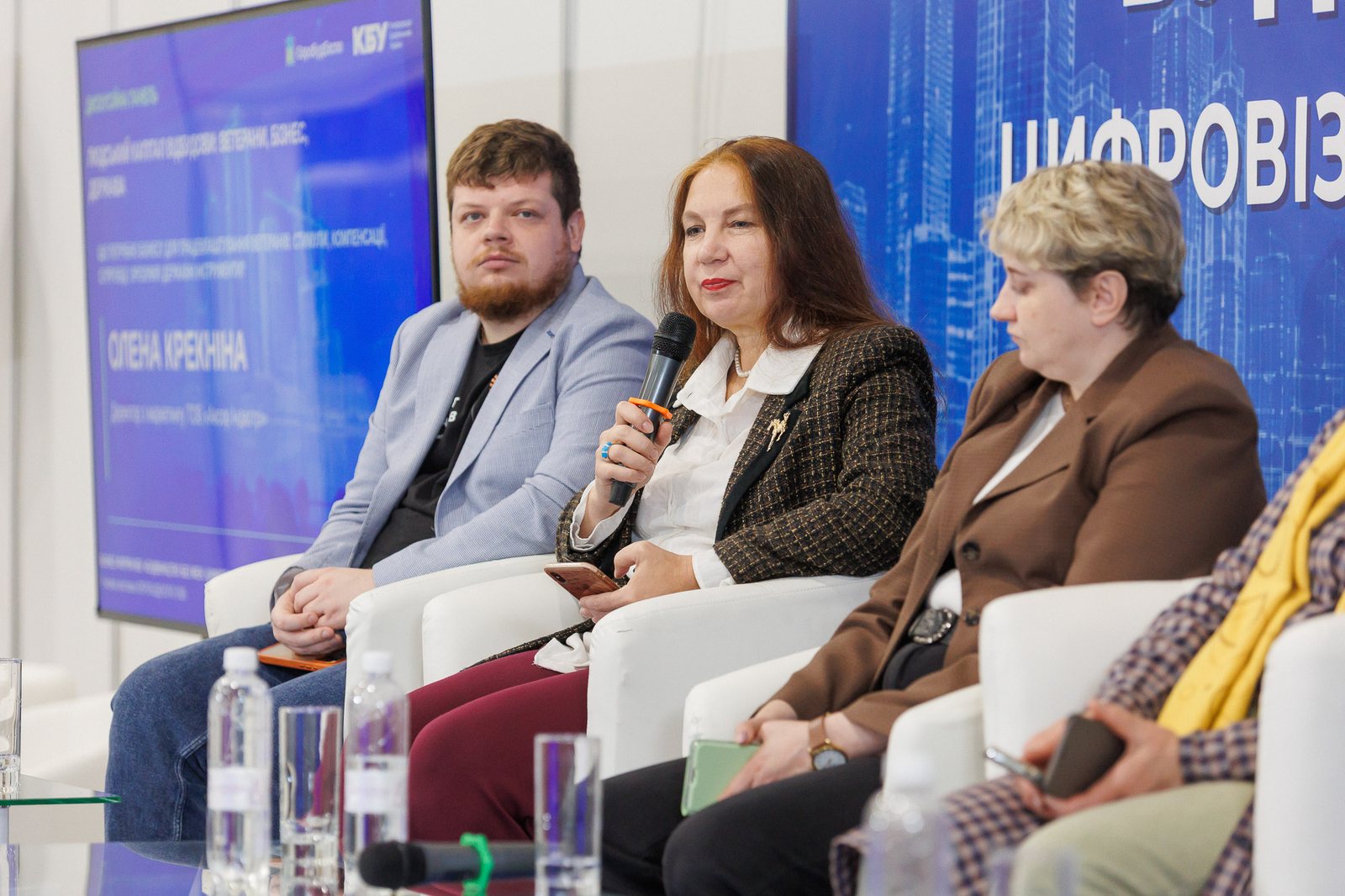 Teilnehmer des Podiums „Humankapital des Wiederaufbaus: Veteranen, Wirtschaft, Staat“