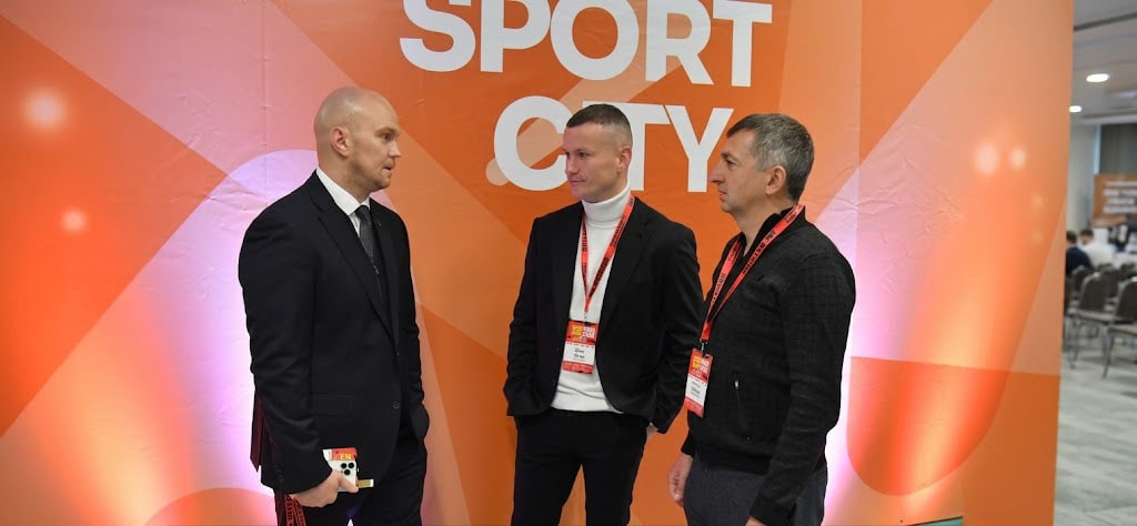 Teilnehmer des SBC Summit Ukraine Lviv 2026 im Gespräch im Bereich SPORT CITY